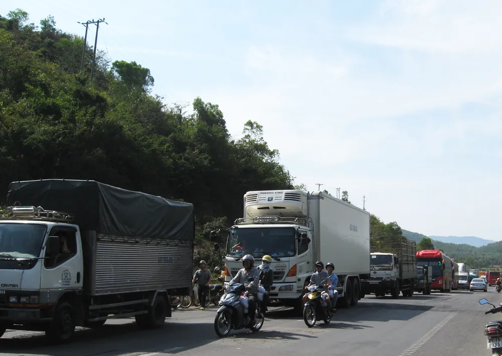 Phú Yên: Xe buýt xe tải tông nhau, bốn người thương vong ảnh 4 Phú Yên: Xe buýt xe tải tông nhau, bốn người thương vong ảnh 4